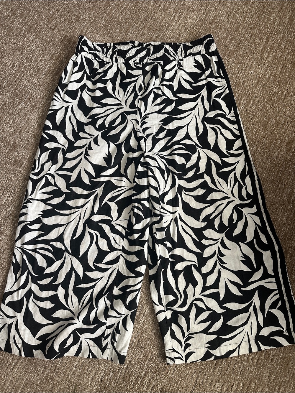 Black & White Leaf-Print Women’s Capris